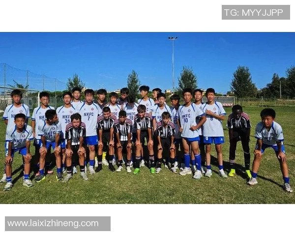 足球明星与球员亲密合影展现激情与友谊的瞬间