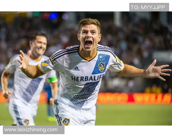 黑白对比下的足球明星风采展现与经典瞬间回顾